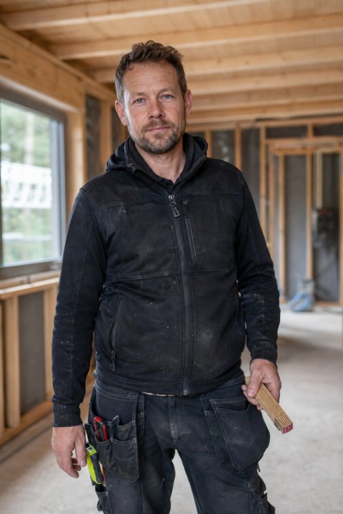 Exempelbild: Fredrik på en arbetsplats, halvbild, naturligt ljus, tittar in i kameran utan att posera.