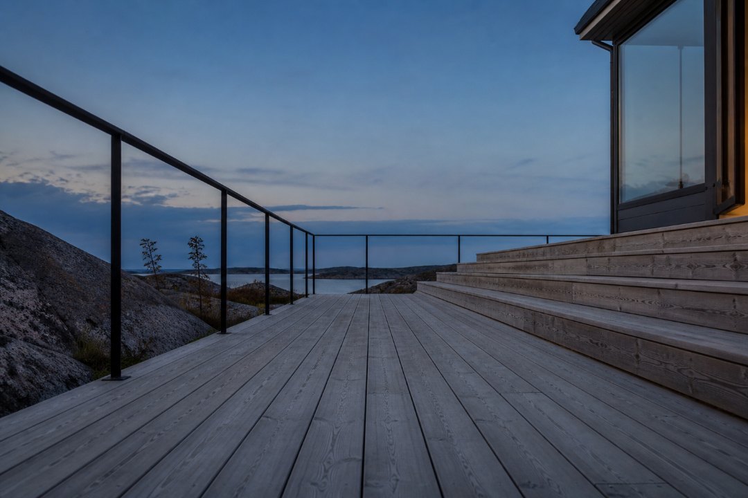 Exempelbild: Altan i kvällsljus, kameran i trallens riktning så plankorna leder blicken mot havet.