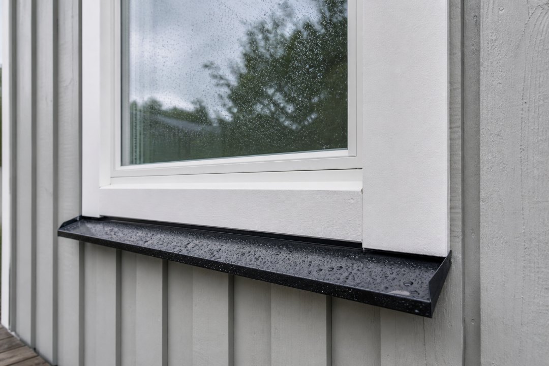 Exempelbild: Fasad före och efter fönsterbyte, samt närbild på foder och utvändig plåt.