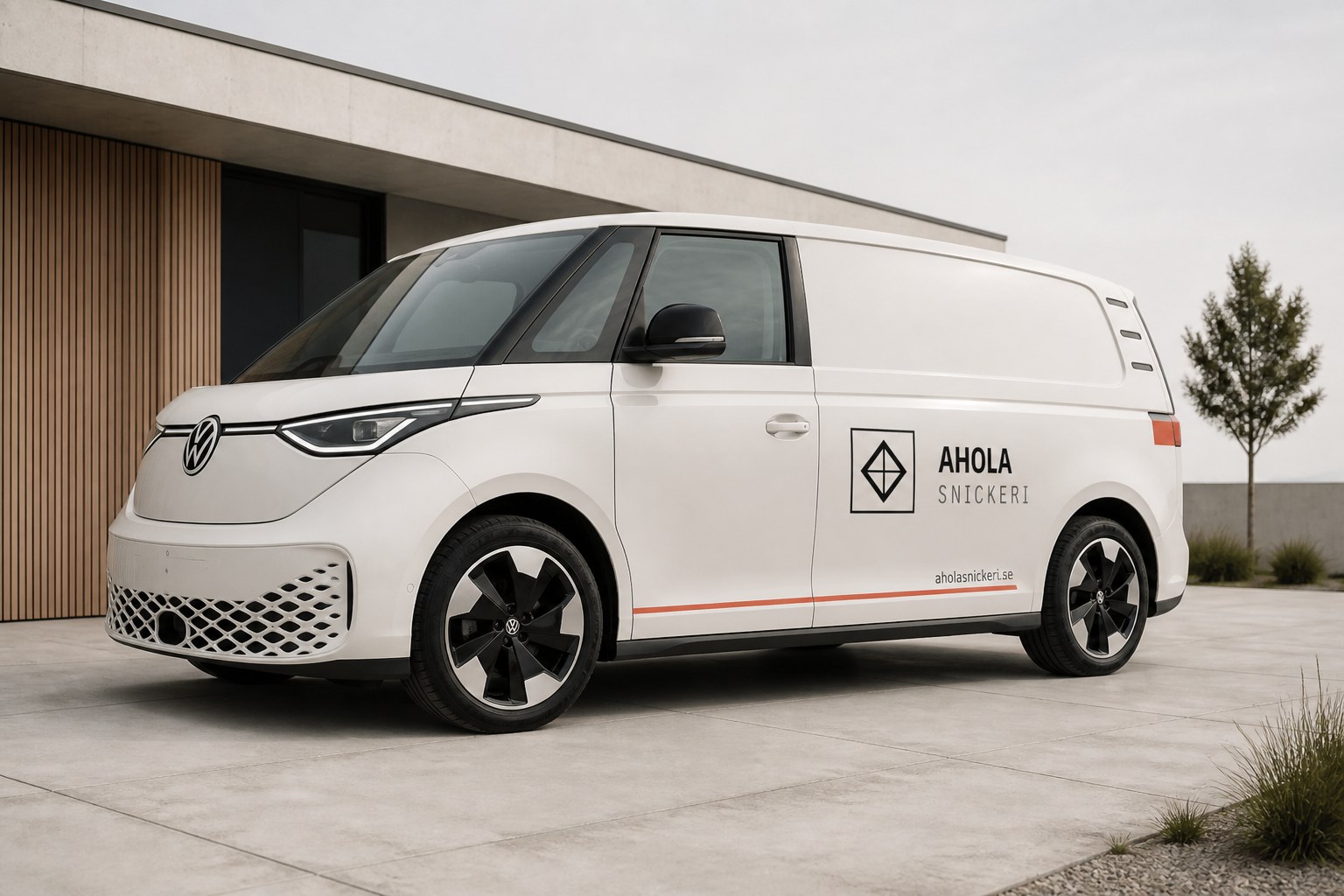 Elfenbensvit VW ID. Buzz Cargo med Ahola Snickeris kataloginspirerade stripning