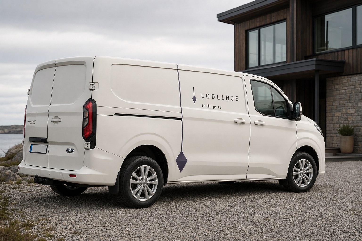 Varmvit Ford Transit Custom med Lodlinjes genomgående lod