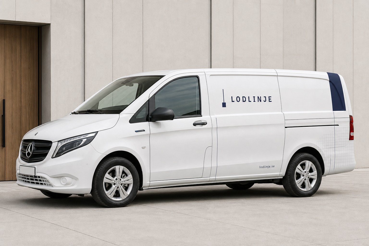 Vit Mercedes eVito med Lodlinjes strama vertikala linjer